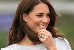 Kate i sekretne wejście do pubu. Trudno ją przyłapać