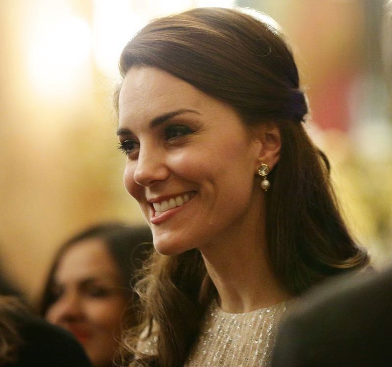 LOOK OF THE DAY: Kate Middleton w połyskującej sukni