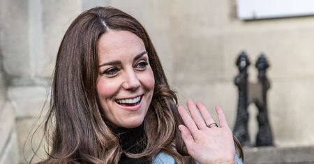 Kate Middleton w niebieskim płaszczu Mulberry