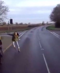 Dzieci wybiegły przed maskę załadowanej ciężarówki. Matka zareagowała w ostatniej chwili