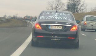 Zdjęcie tego samochodu podbija sieć. Chodzi o napis na tylnej szybie