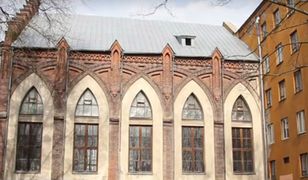 Mogą wejść do kościoła tylko przez zagrzybiały, sowiecki biurowiec. Wierni protestują