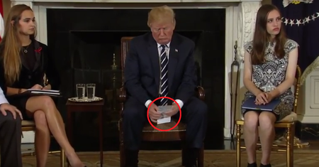 "To zdjęcie jest dowodem na całkowity brak empatii". Dziennikarz sfotografował notatkę Trumpa