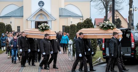 Emocjonalny pogrzeb nastolatek z Tryńczy.  Ludzie mdleli w czasie ceremonii