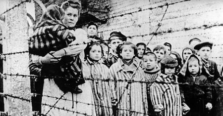 "Bawiły się w Żydów i nazistów albo liczyły zwłoki". Koszmar dzieci, które trafiły do obozów koncentracyjnych