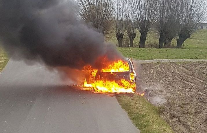 Samochód płonął na jednej z wiejskich dróg. Nie wiadomo, do kogo należą szczątki