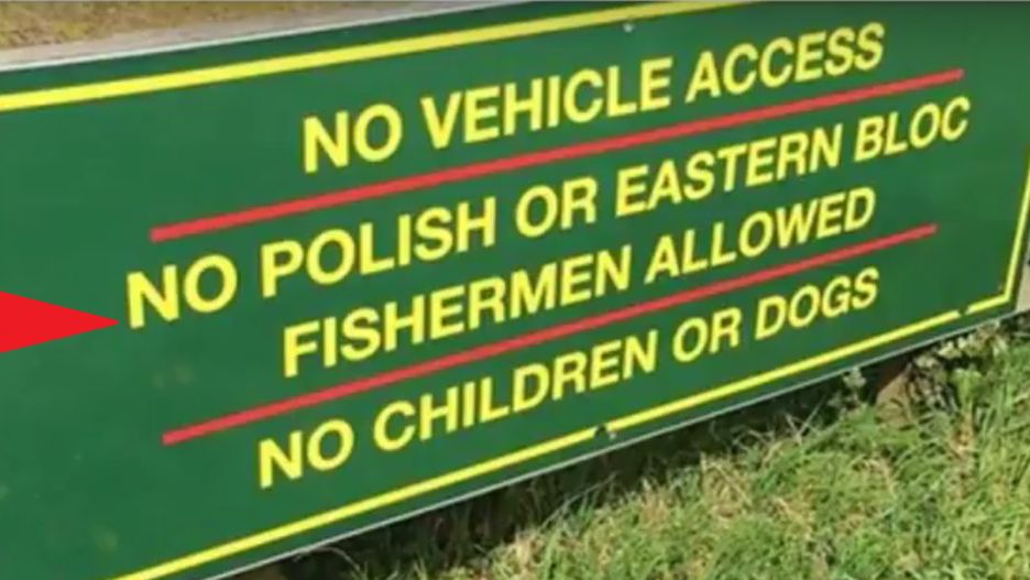 Zakaz wjazdu. Zakaz wstępu polskim oraz pochodzącym z Europy Wschodniej rybakom, dzieciom i psom