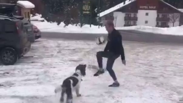Donald Tusk gra w piłkę