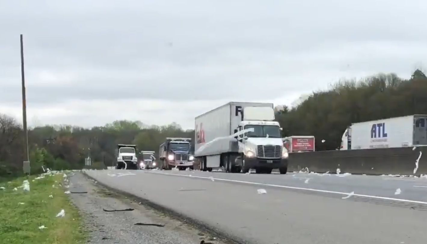 USA. Tysiące rolek papieru toaletowego na autostradzie