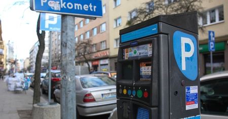 Pobieranie opłat za parkowanie w weekendy niezgodne z prawem 