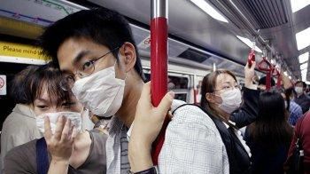 Pasażerowie metra w Hongkongu (fot. PAP/EPA)