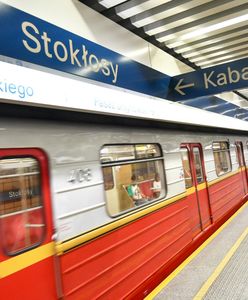 Metro. Bagaż na stacji Stokłosy. Pociągi kursują w pętli