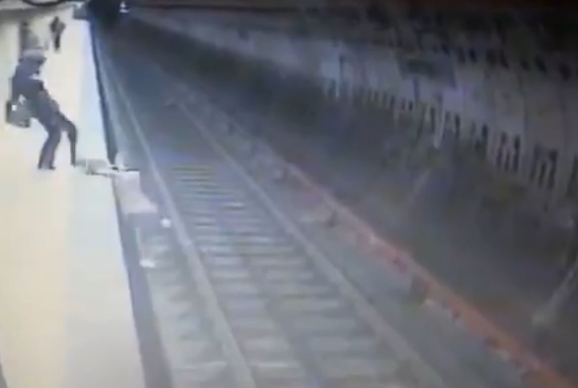 Zginęła kobieta wepchnięta pod pociąg. Tragedia w Bukareszcie