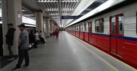 Bójka w metrze. Jeden z mężczyzn wyciągnął nóż