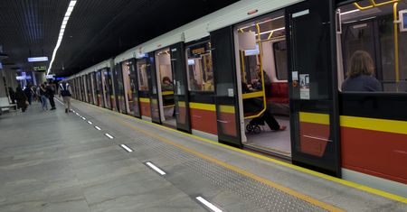 Warszawa. Atak pijanego rasisty. Wstrzymano metro