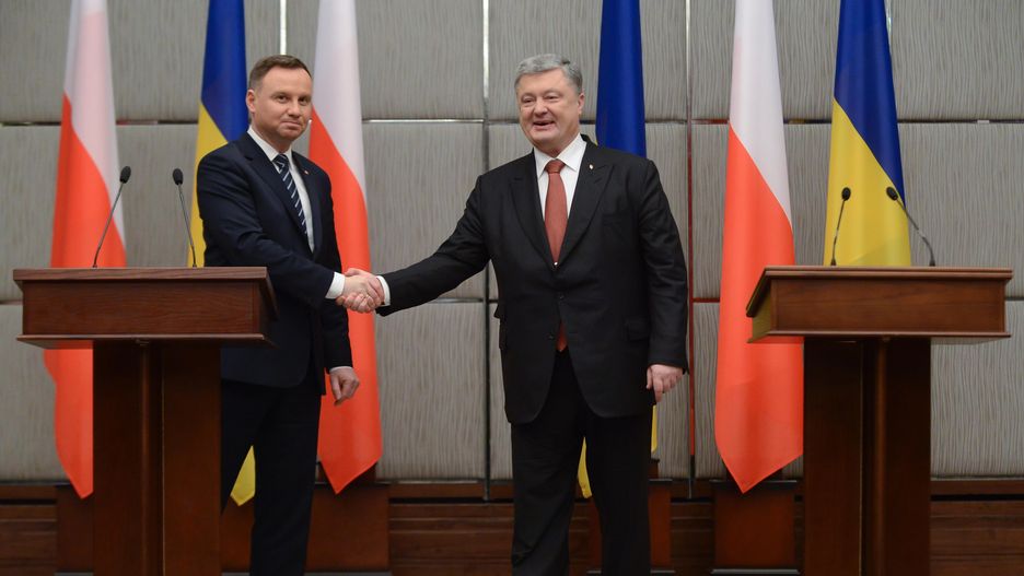 Ukraina: Prezydent RP Andrzej Duda (L) i prezydent Ukrainy Petro Poroszenko (P)