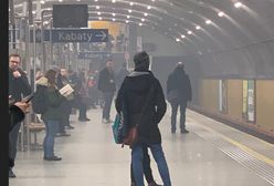 Problemy techniczne w metrze. Przez stację przejechał dymiący pociąg