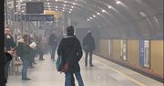 Problemy techniczne w metrze. Przez stację przejechał dymiący pociąg