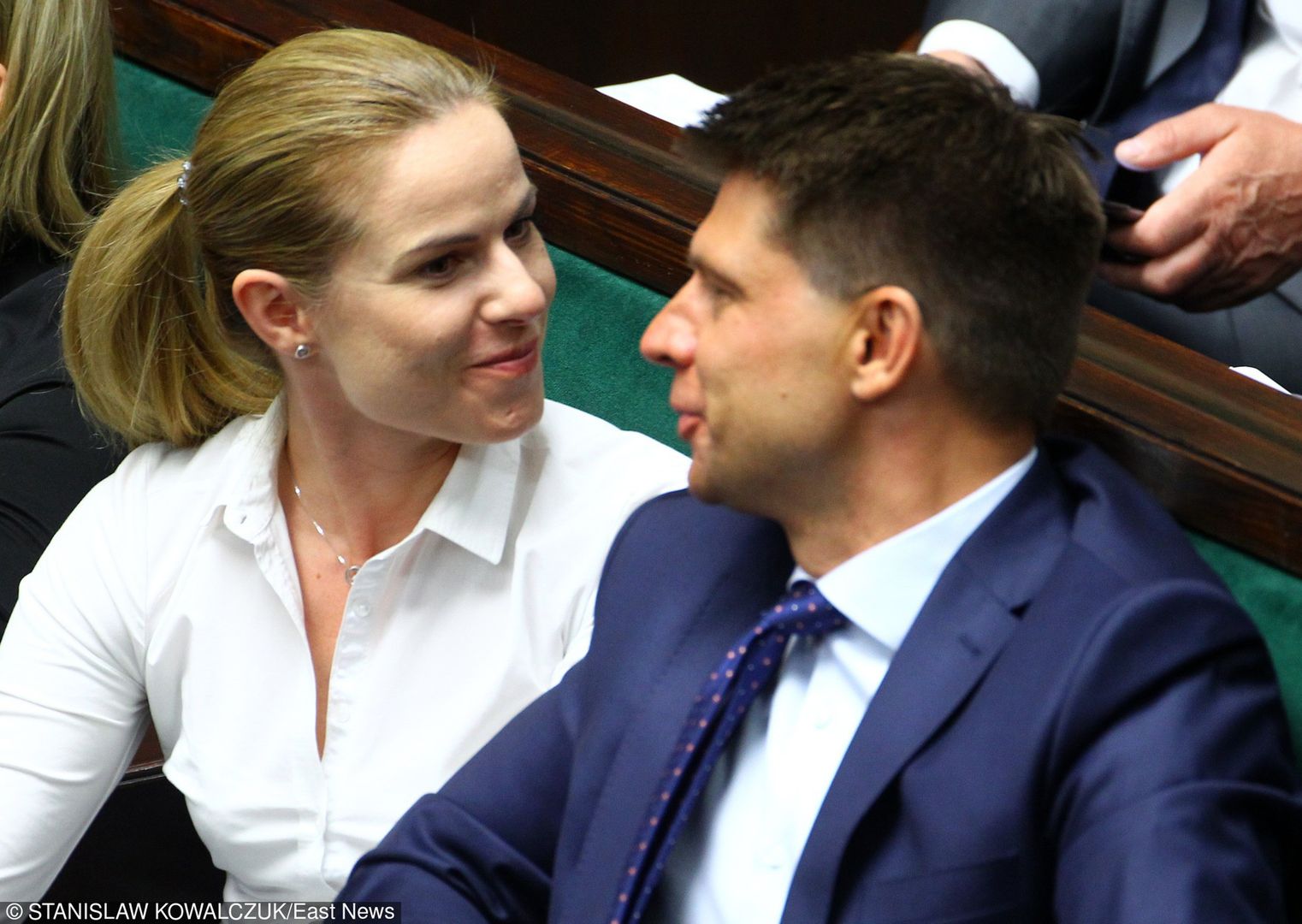 Kim jest kobieta, która poleciała z Petru do Portugalii? 