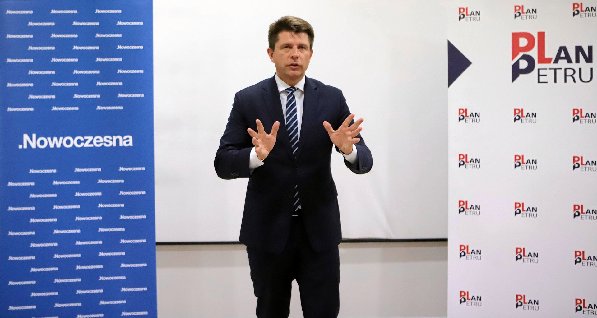 Petru zabrał z siedziby partii meble. "Pracownicy musieli siedzieć na kartonach"