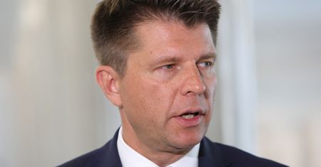 Petru zmuszony przejść na garnuszek podatników. Wszystko przez CBA