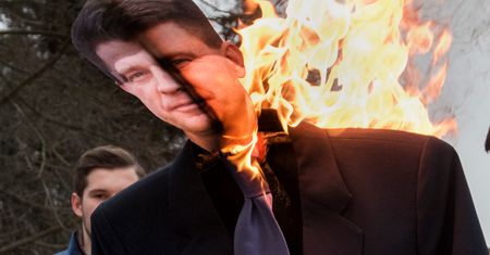 Wszechpolacy z Białegostoku spalili kukłę Petru. "Oczekuję reakcji"