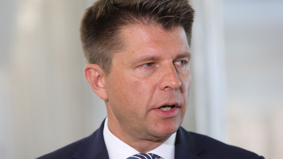 Petru zmuszony został zawiesić swoją działalność gospodarczą i zdecydował się na przejście na posła zawodowego.