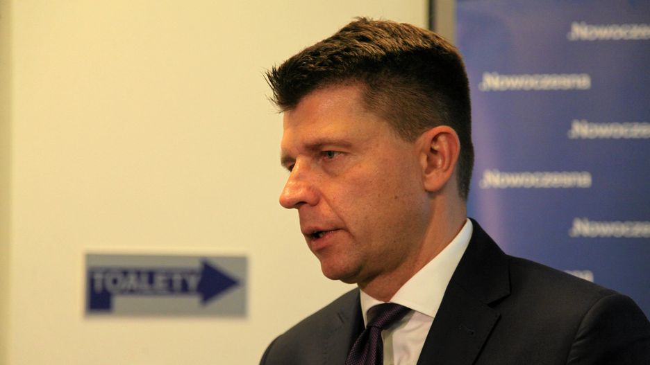 Błaszczak uznał słowa Petru za znieważenie.