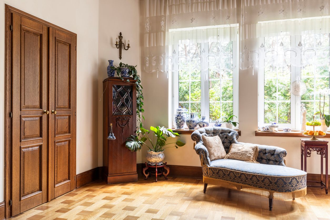 Krótkie firanki pasują także do salonu