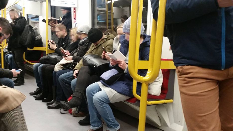 Warszawskie metro i jedna osoba, która nie spogląda w telefon