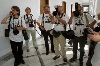 Fotoreporterzy solidarni z kolegą, który stracił oko