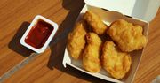 Mężczyzna pokazał, jak je nuggetsy. Wywołał burzę w sieci