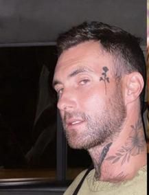 Adam Levine ma tatuaż na twarzy
