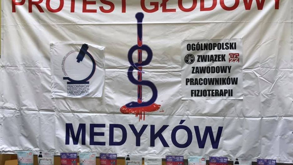 Protest fizjoterapeutów. Medycy strajkują w szpitalu przy Żwirki i Wigury w Warszawie 