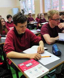 Politycznie bierni, zamknięci na inność. Raport RPO opisuje polskich uczniów