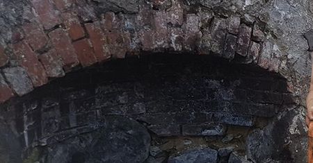 Zajrzeli do starej studni na Dolnym Śląsku. Znaleźli tam cały arsenał
