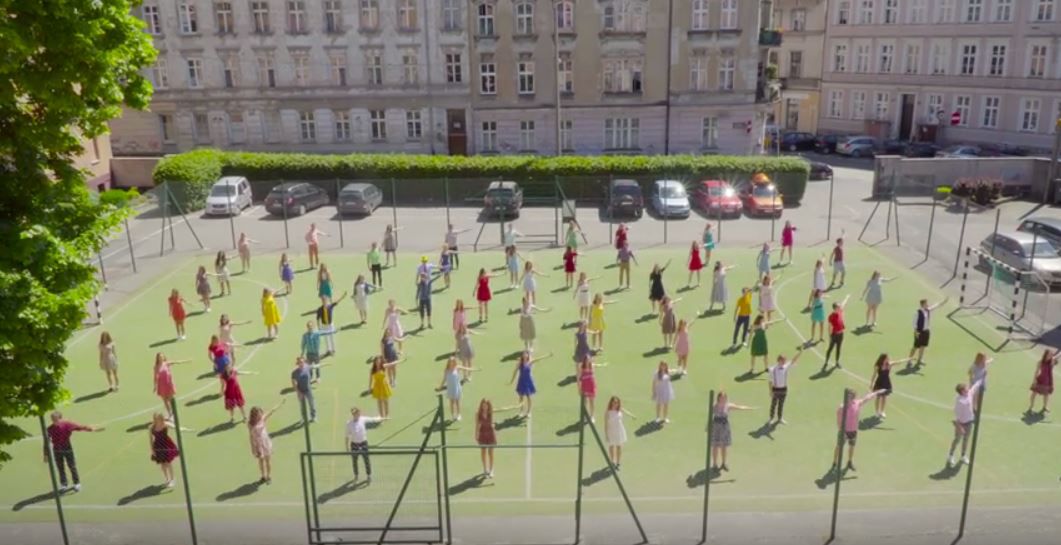 Licealiści promują szkołę tańcząc jak Gosling i Stone. "La La Land" w poznańskim wydaniu