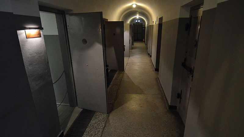 Muzeum Więzienia Pawiak. Zachowana piwnica gmachu – korytarz z celami więziennymi.