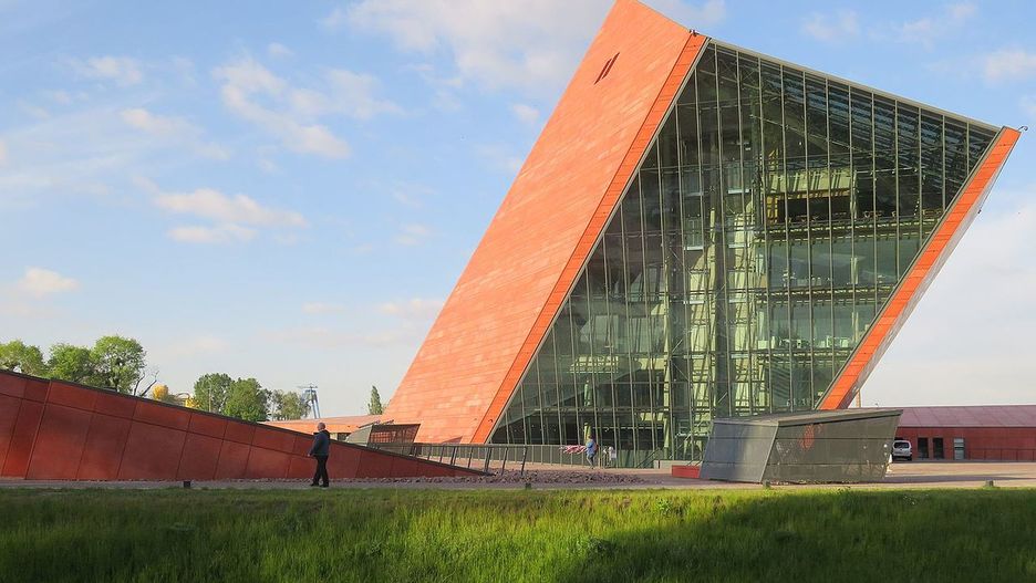Muzeum II Wojny Światowej zostało otwarte 23 marca 2017 roku. Od samego początku krytykowane jest przez obóz rządzacy