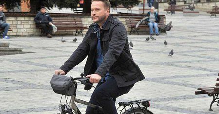 Zmiany w „Ojcu Mateuszu”. Artur Żmijewski żegna się ze starą rolą. Zdjęcia z planu zapowiadają wielki przełom