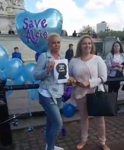 Polacy zorganizowali protest ws. Alfiego Evansa. "On będzie żył"