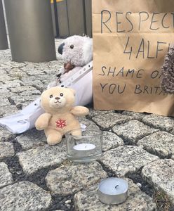 Trwa walka o życie Alfiego Evansa. Pluszaki i świeczki przed ambasadą Wielkiej Brytanii