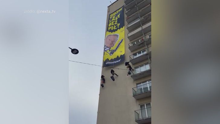 Akcja przed Sejmem. Wywiesili gigantyczny plakat z pytaniem do Tuska