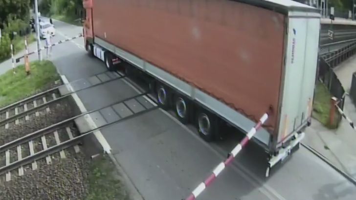Pociąg Intercity zmiótł ciężarówkę. Jest nagranie z monitoringu