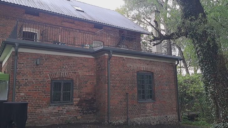 Fotel z USA, rodzinny stół i zapach farb. Dom Wojciecha Fangora zyska drugie życie