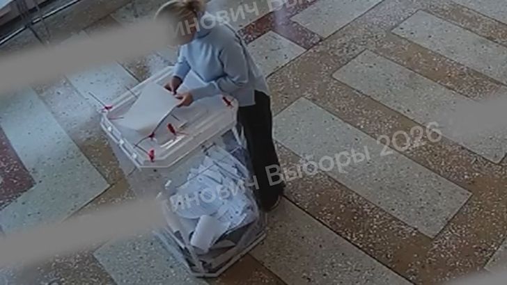 Fałszerstwo w Rosji na żywo. Kamera przyłapała członkinię komisji
