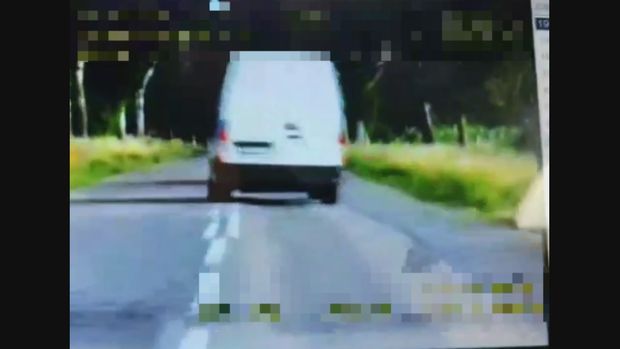 O włos od czołowego zderzenia. Brawurowy manewr kierowcy busa