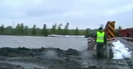 Policjanci pomagają powodzianom