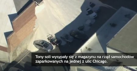 Rząd samochodów przysypany solą