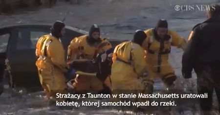 Wpadła samochodem do rzeki
